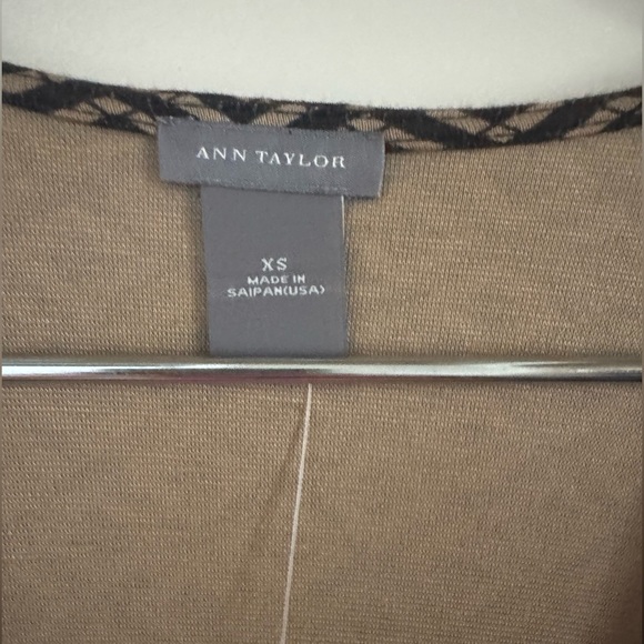 Ann Taylor V Neck top - Picture 5 of 6
